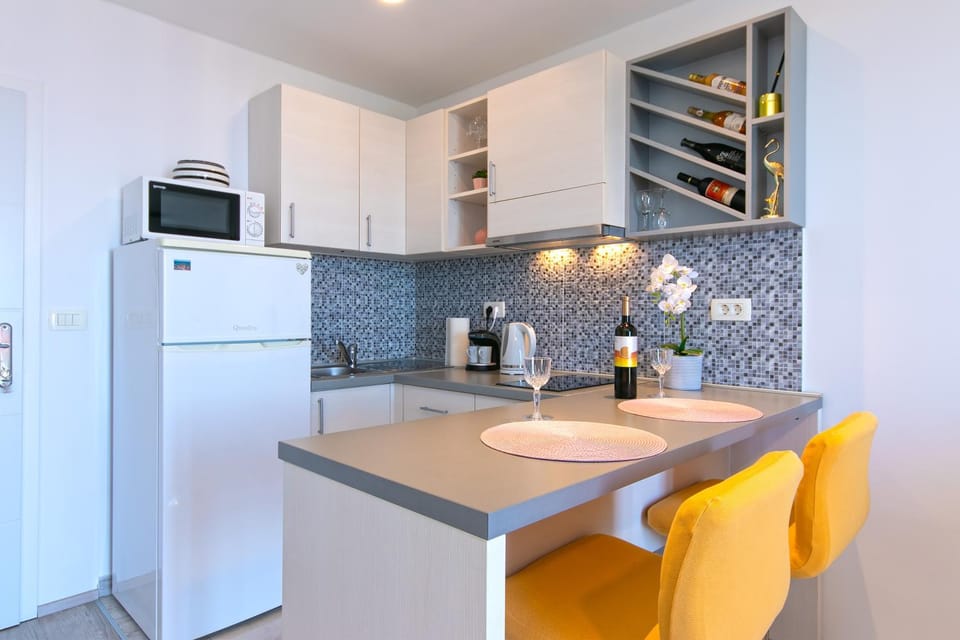 Coffee/tea facilities, Kitchen or kitchenette, Dining area, dishwasher, microwave, stove, toaster, kitchen