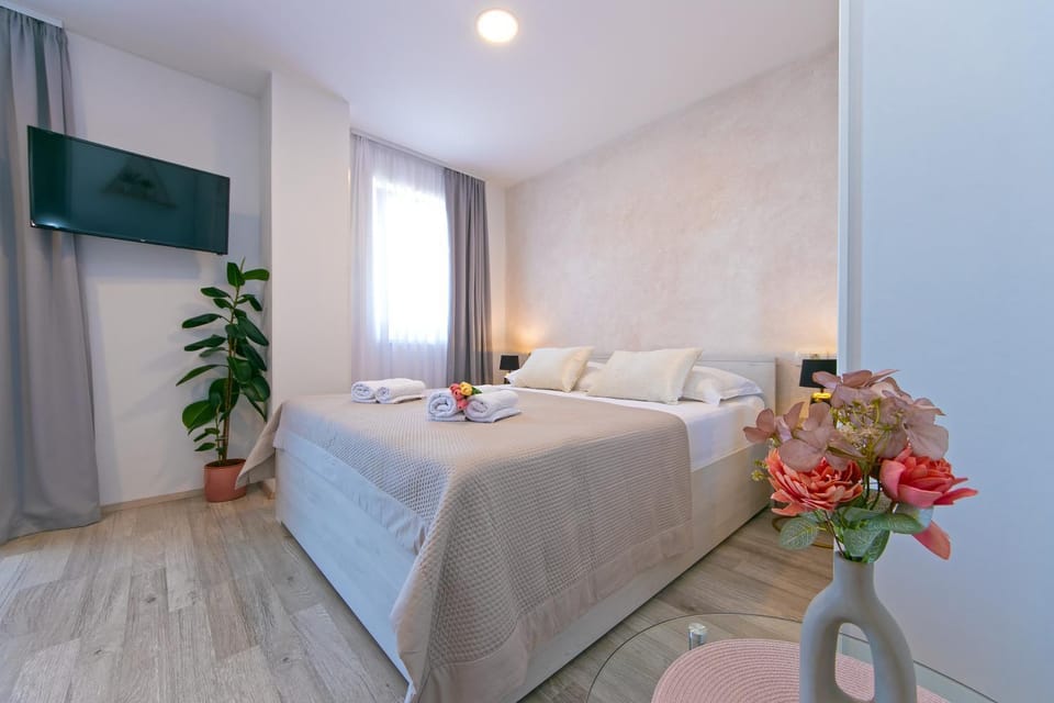 Bed, TV and multimedia, Bedroom, towels