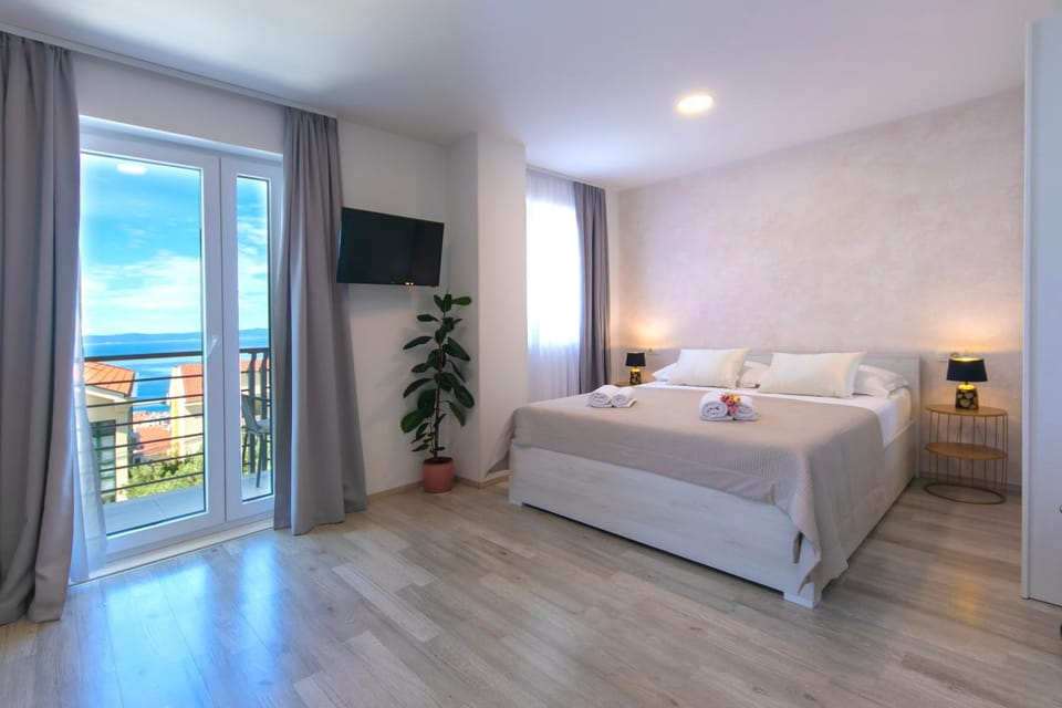 Bed, TV and multimedia, View (from property/room), Balcony/Terrace, Bedroom