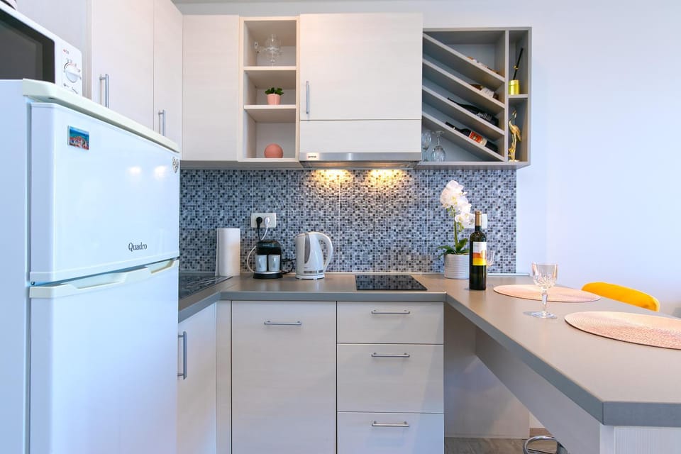 Coffee/tea facilities, Kitchen or kitchenette, dishwasher, stove, toaster
