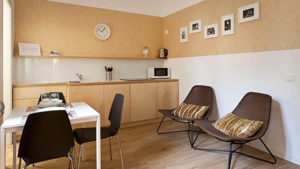 Kitchen or kitchenette, Dining area