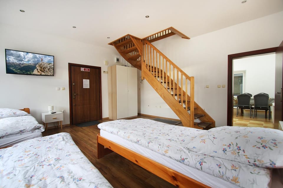 Facade/entrance, Bed, TV and multimedia, Living room, Street view
