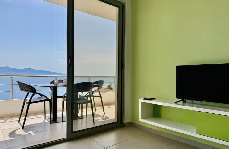 Communal lounge/ TV room, TV and multimedia, View (from property/room), Evening entertainment, Sea view