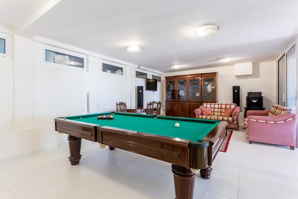 Billiard, Game Room