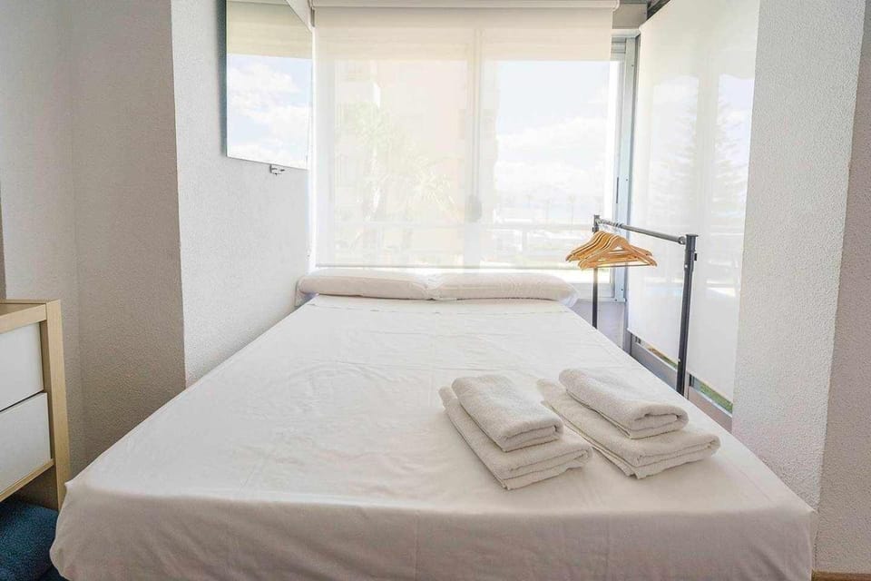 Bed, Bedroom, towels