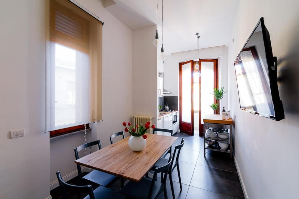 TV and multimedia, Living room, Seating area, Dining area