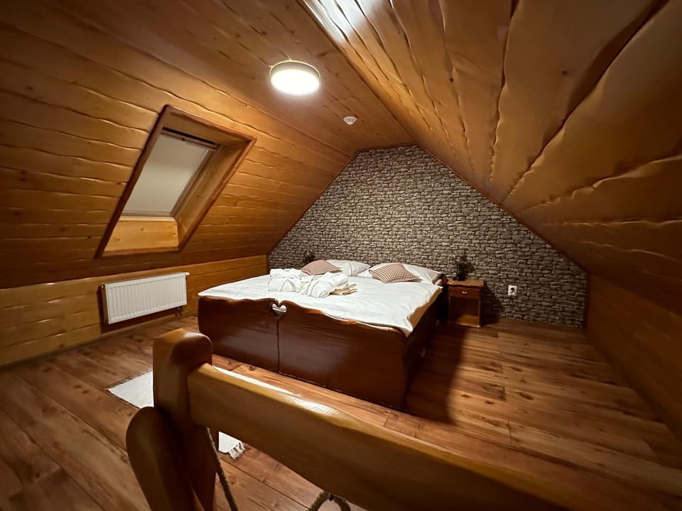 Photo of the whole room, Bedroom, towels