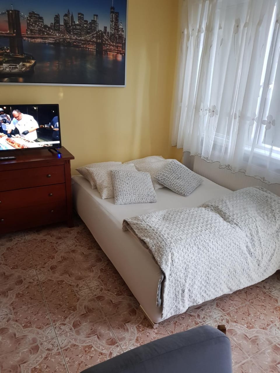 Bed, TV and multimedia, Photo of the whole room