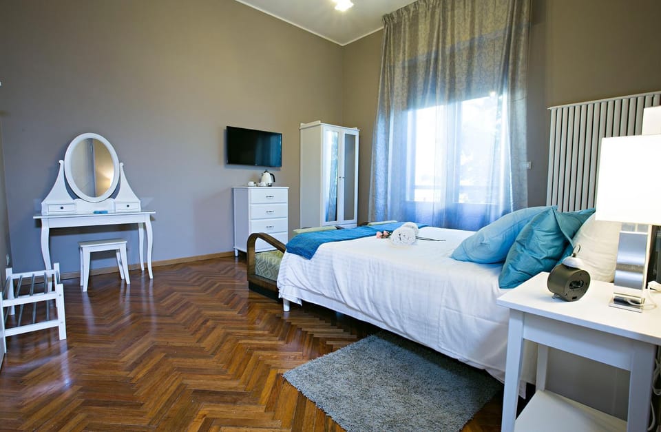 TV and multimedia, Photo of the whole room, Bedroom