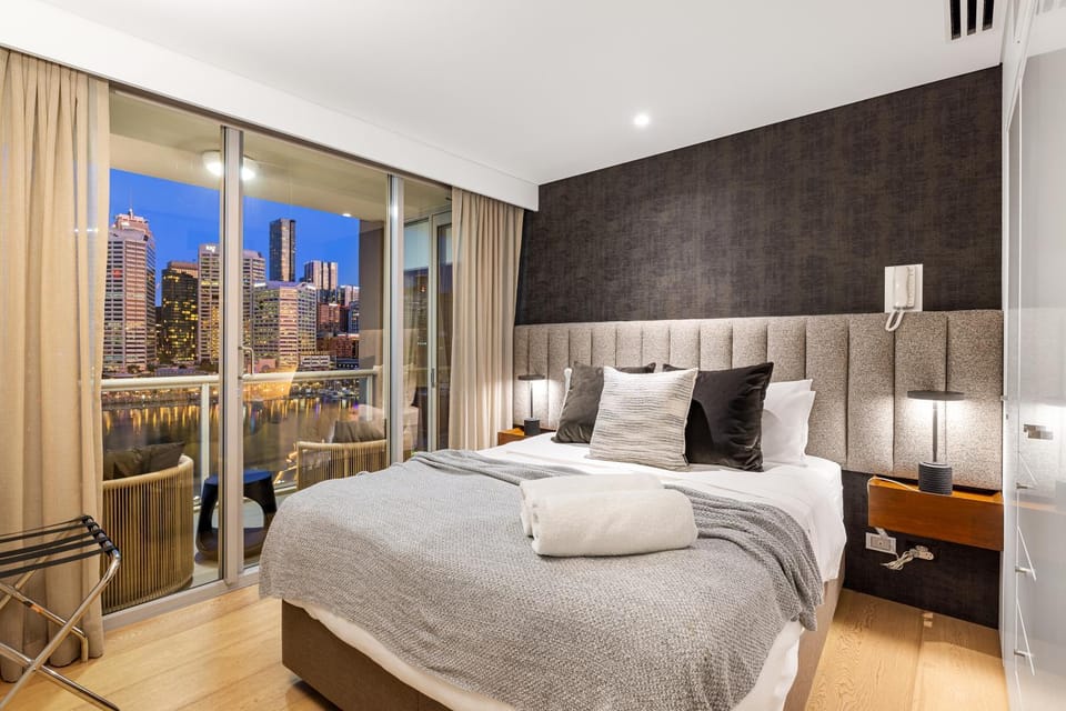 Bedroom, City view