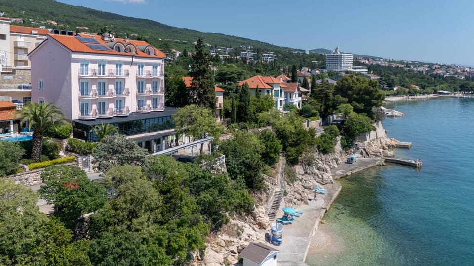 Property building, Nearby landmark, Day, Natural landscape, Beach, City view, Mountain view, Sea view