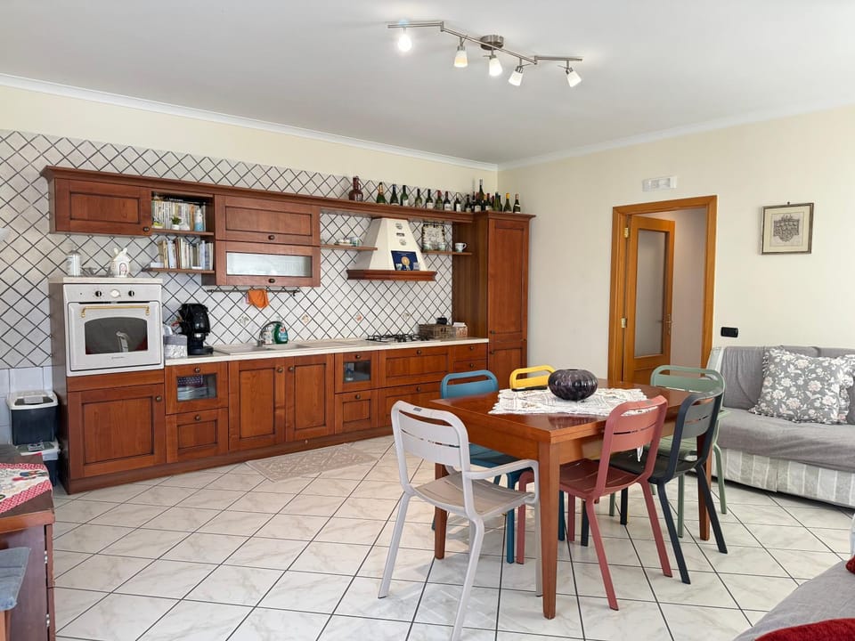 Coffee/tea facilities, Kitchen or kitchenette, Living room, Seating area, Dining area, oven, stove