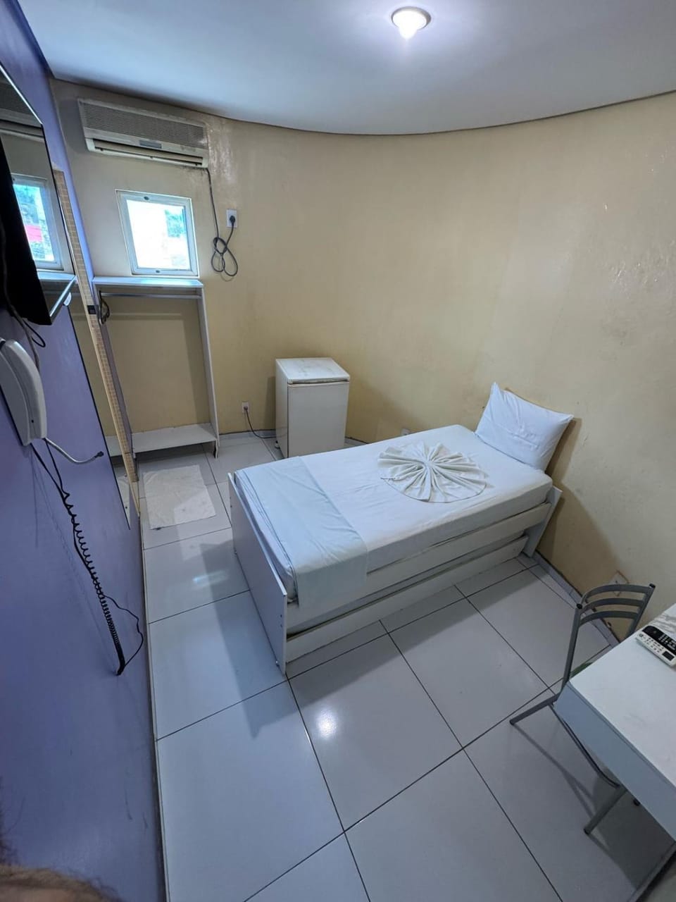 Bed, Bathroom, TV and multimedia, Breakfast, internet, locker, minibar, room service, towels, laundry, air conditioner