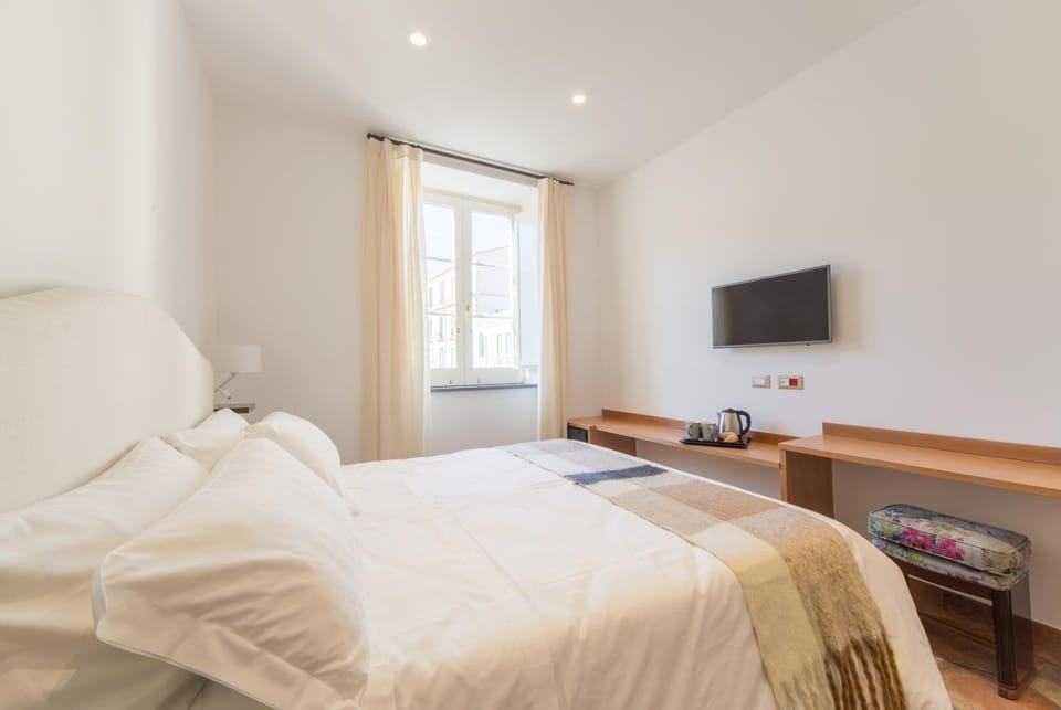 Coffee/tea facilities, Photo of the whole room, Decorative detail, Bedroom