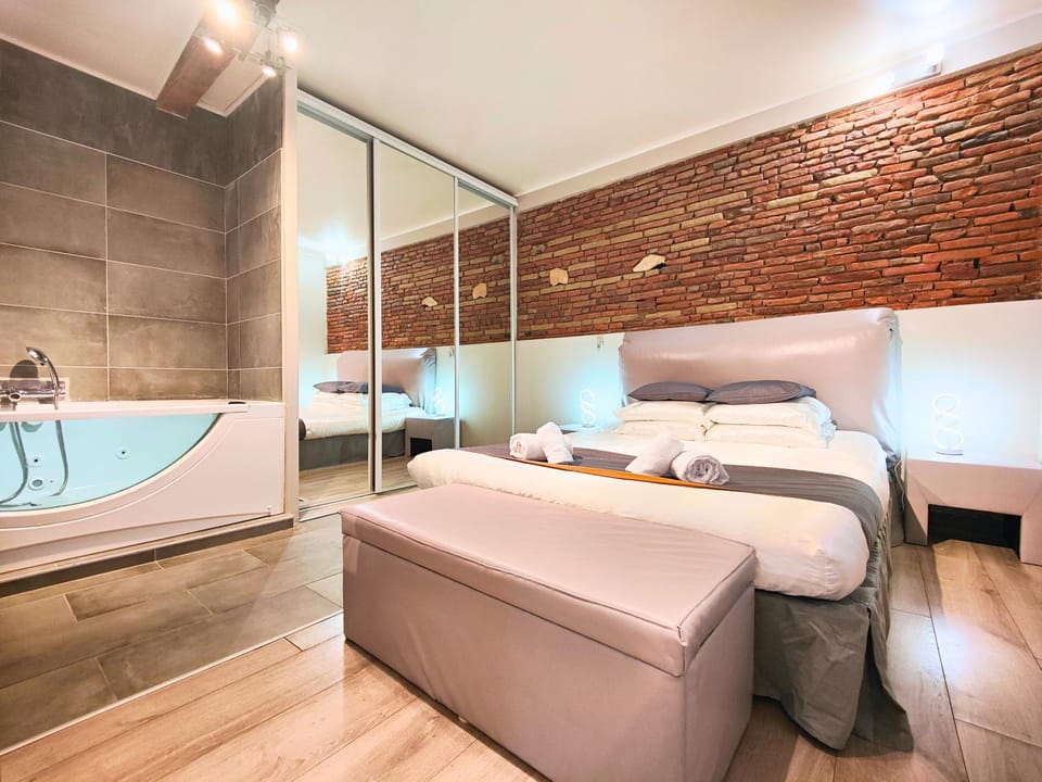 Bed, Hot Tub, Bathroom, Photo of the whole room, Bedroom, Bath, towels