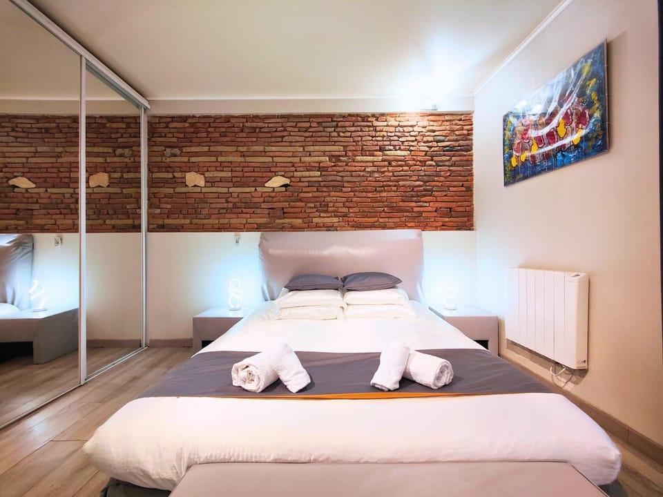 Bed, Photo of the whole room, Bedroom, towels