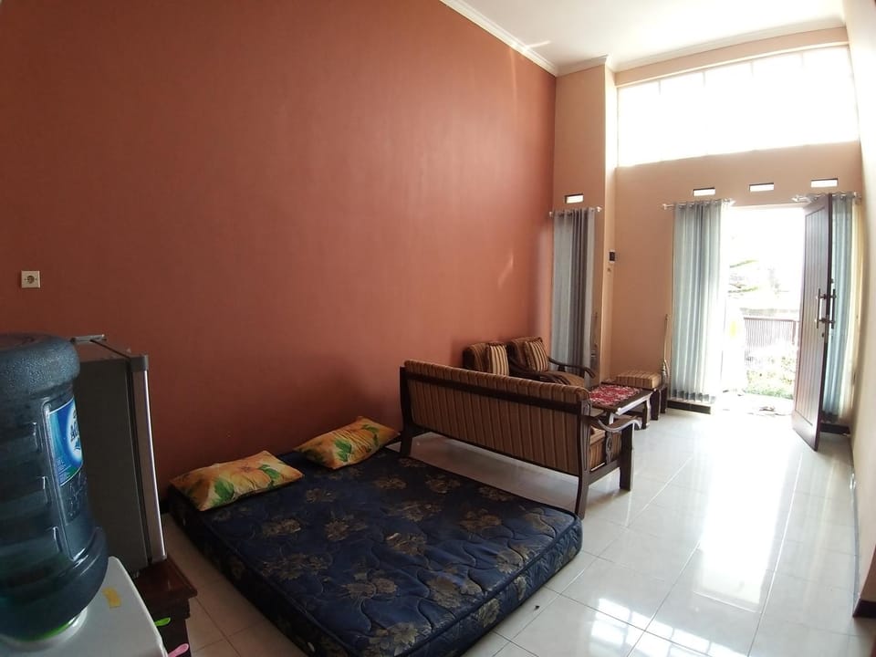 Communal lounge/ TV room, Facade/entrance, Day, Living room, Lobby or reception, Seating area, On site
