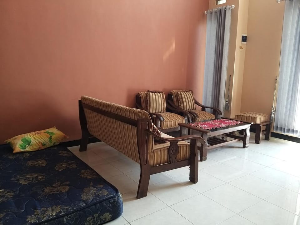 Communal lounge/ TV room, Facade/entrance, Living room, Lobby or reception, Seating area