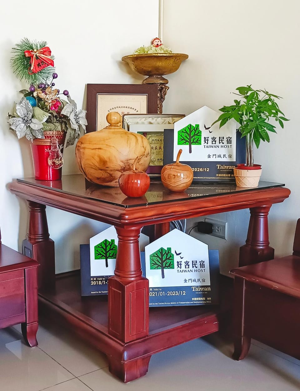 Restaurant/places to eat, Living room