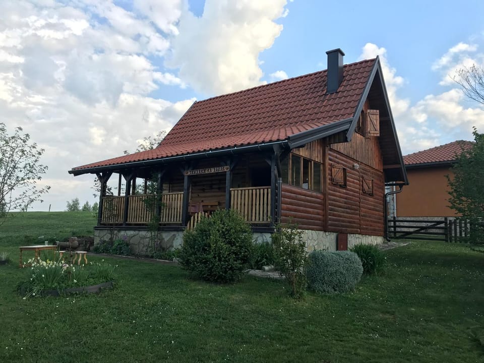 Property building, Facade/entrance, Spring, Off site, Day, Garden, Balcony/Terrace, Decorative detail, Garden view