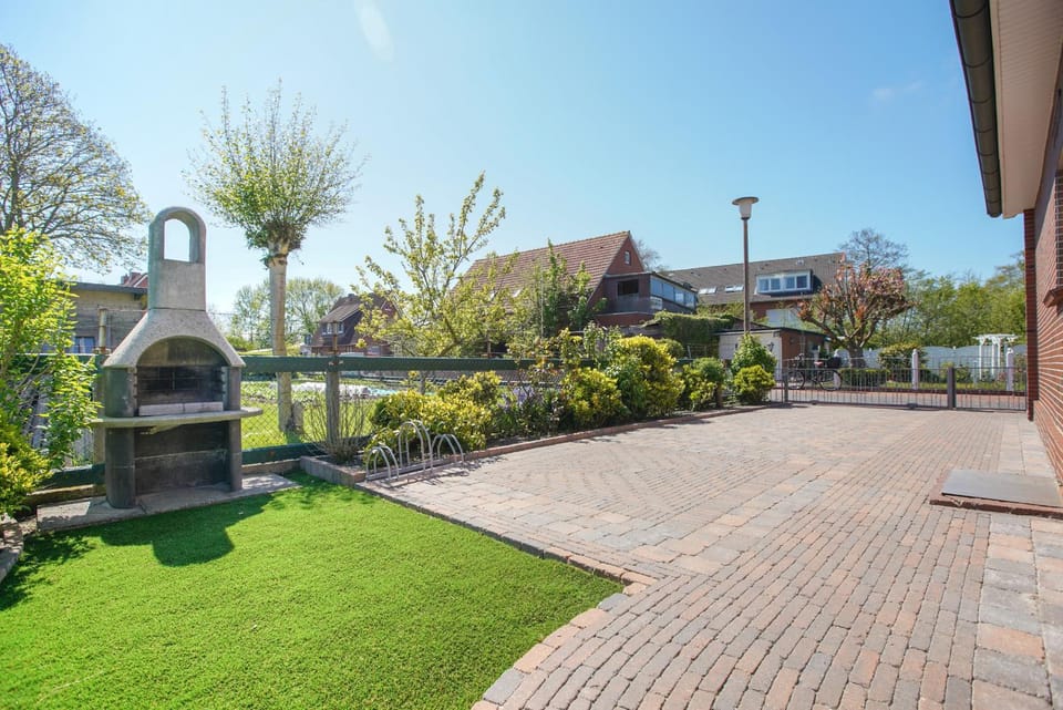 Property building, Garden, Balcony/Terrace