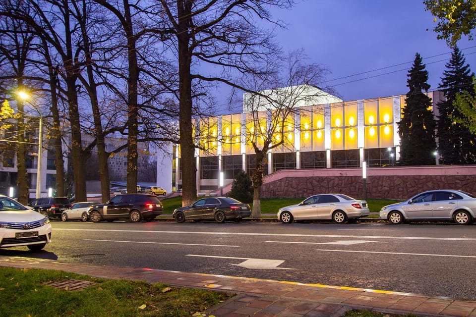 Property building, Nearby landmark, Neighbourhood