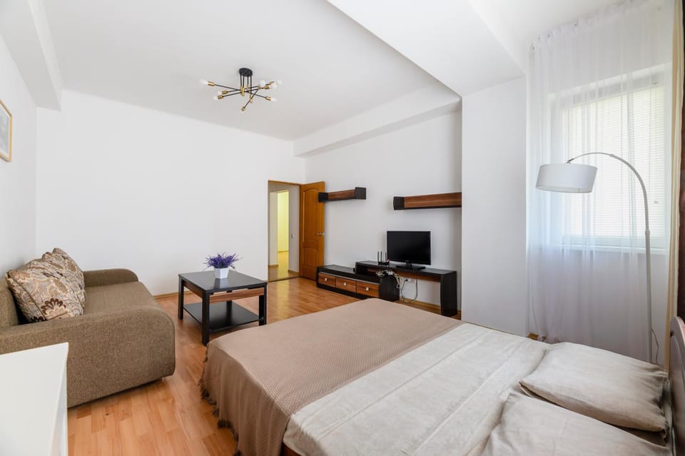 Bed, TV and multimedia, Living room, Photo of the whole room, Seating area, Bedroom