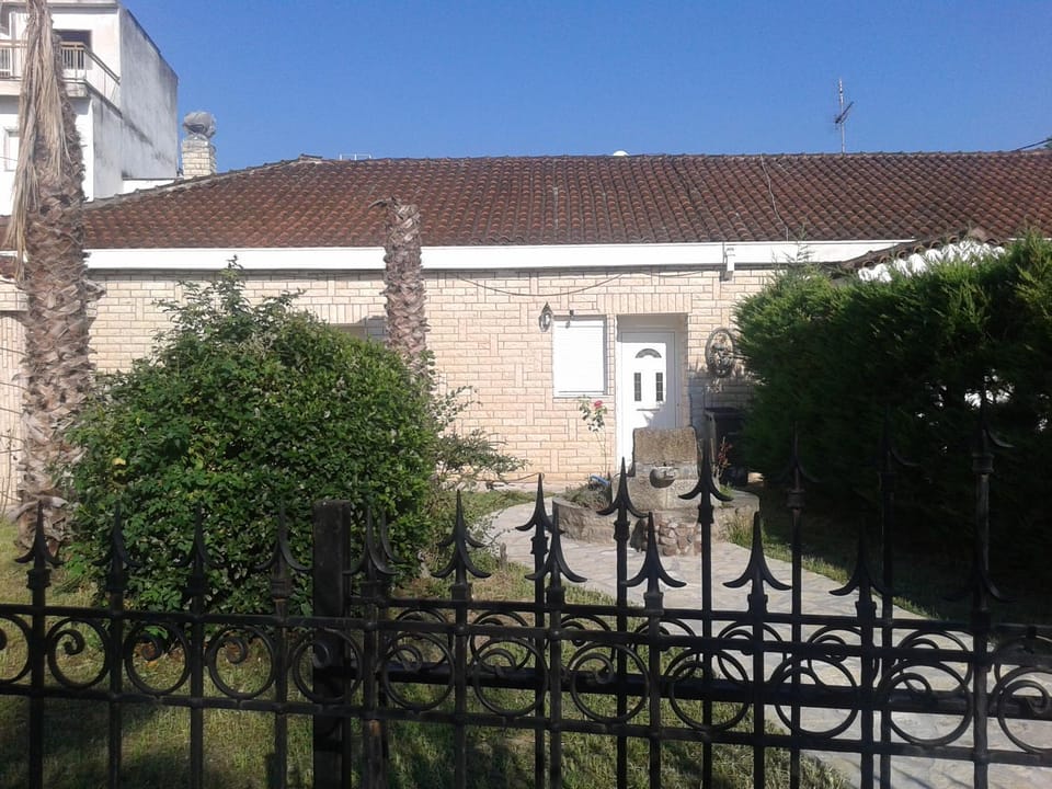 Property building, Patio, Facade/entrance