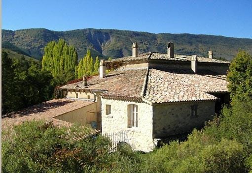 Le Moulin de la Viorne, gîte avec piscine au cœur de la nature en Haute-Provence Bed and Breakfast in Provence-Alpes-Côte d'Azur