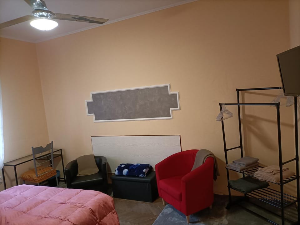 TV and multimedia, Seating area, Bedroom