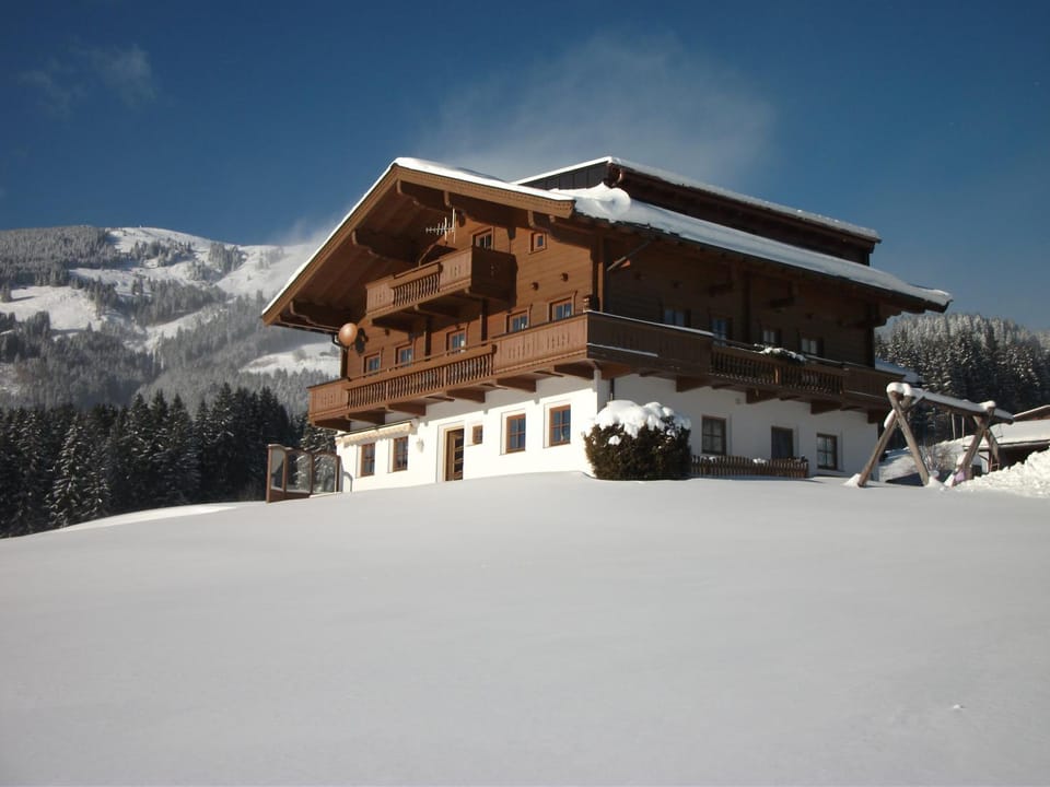 Property building, Facade/entrance, Winter