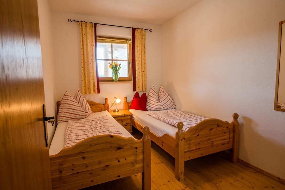 Bed, Photo of the whole room, Decorative detail, Bedroom