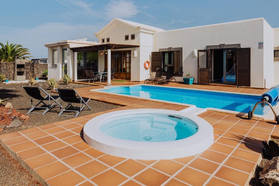 Property building, Patio, Day, Natural landscape, Hot Tub, Pool view, Swimming pool, sunbed
