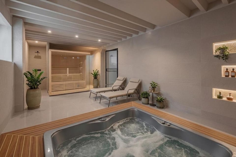 Hot Tub, Sauna