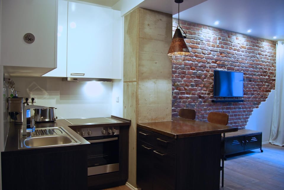 TV and multimedia, Coffee/tea facilities, Kitchen or kitchenette, Living room, Seating area, Dining area