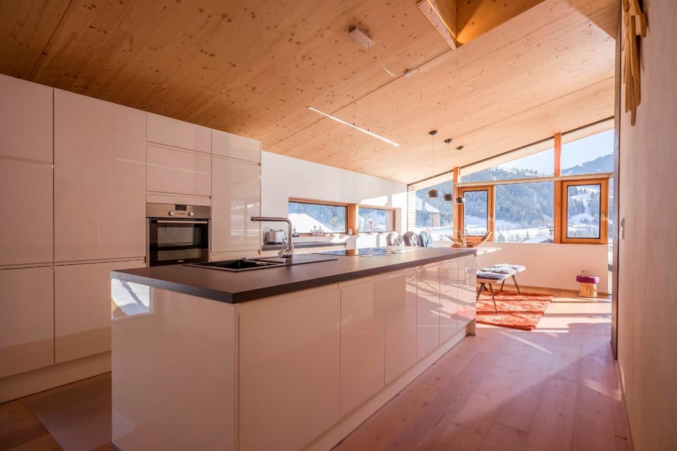 Coffee/tea facilities, Kitchen or kitchenette, Dining area, stove