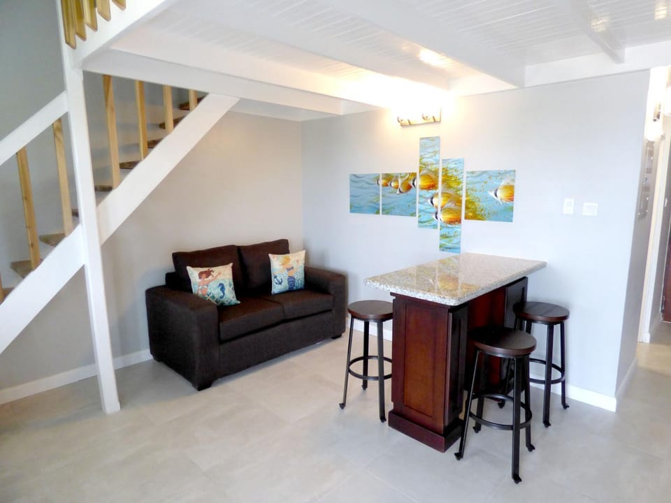 Living room, Photo of the whole room, Decorative detail, Seating area, Dining area