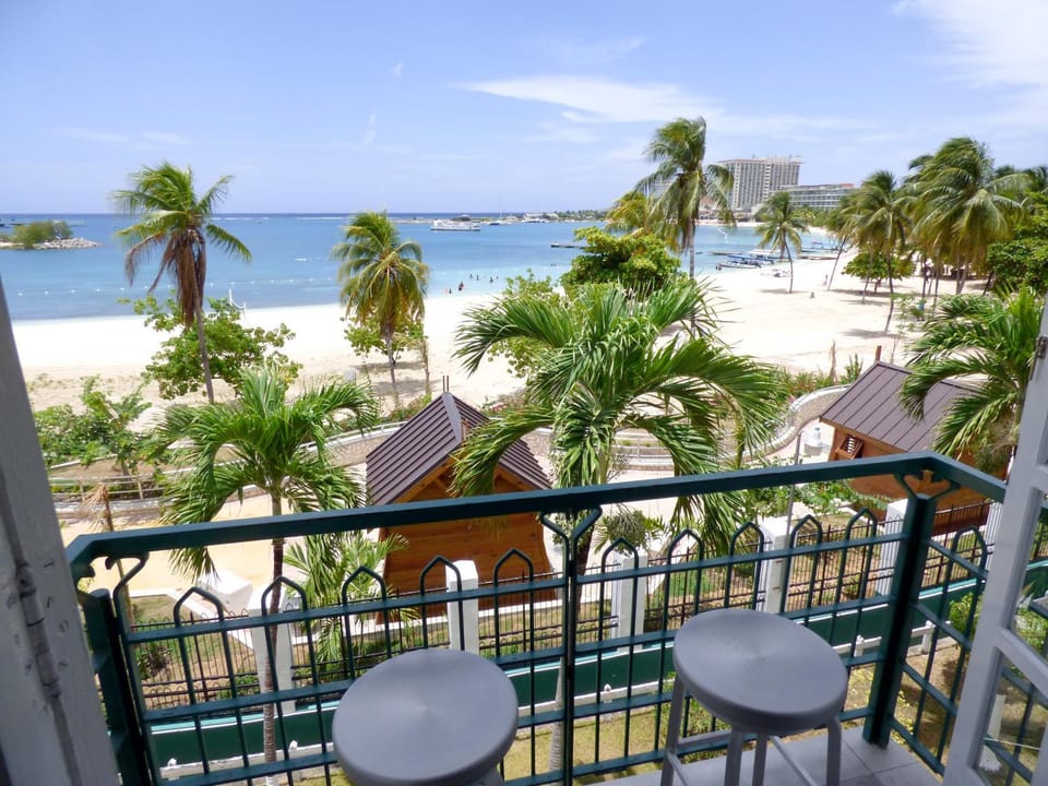 Facade/entrance, Day, Summer, Balcony/Terrace, Decorative detail, Decorative detail, Seating area, Beach, Beach, On site, Sea view, Sea view