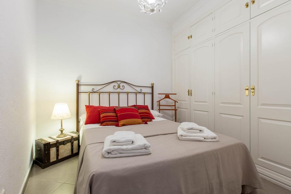 Bed, Photo of the whole room, towels, wardrobe