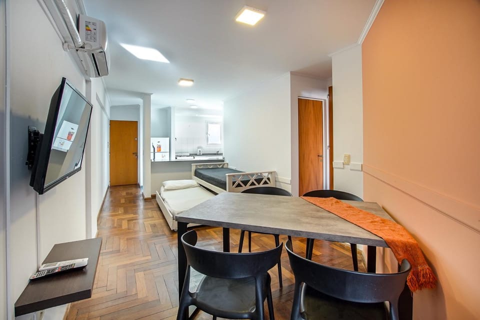 Communal lounge/ TV room, TV and multimedia, Kitchen or kitchenette, Living room, air conditioner