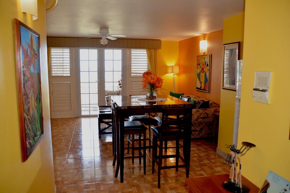 Seating area, Dining area, fireplace