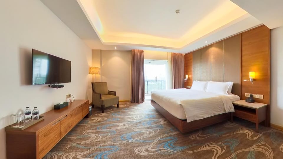 Restaurant/places to eat, Bed, Hot Tub, TV and multimedia, Photo of the whole room, Dining area, Evening entertainment, Bedroom, Meeting/conference room, City view, Meals, Breakfast, Lunch, Lunch, Dinner, Dinner, cot, hair dryier, internet, internet, locker, minibar, towels, towels, wardrobe, air conditioner, air conditioner