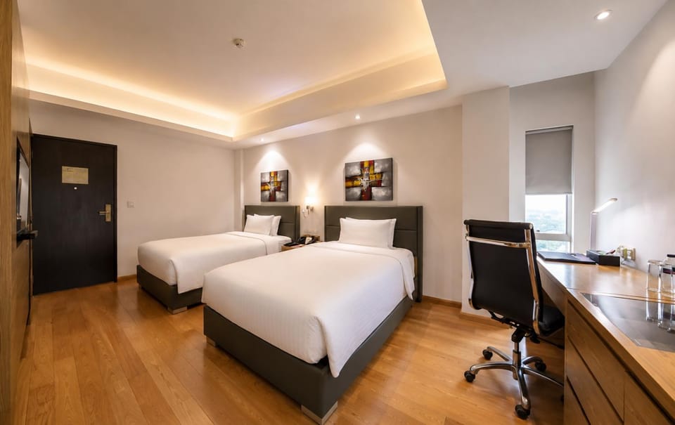 Shower, Toilet, Bed, TV and multimedia, Coffee/tea facilities, Food and drinks, Photo of the whole room, Seating area, Bedroom, City view, Meals, Breakfast, children, young children, older children, cot, Family, hair dryier, heating, minibar, room service, room service, wardrobe, dryer, air conditioner