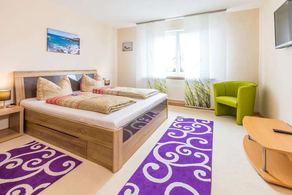 Bed, TV and multimedia, Other, Photo of the whole room, Decorative detail, Bedroom