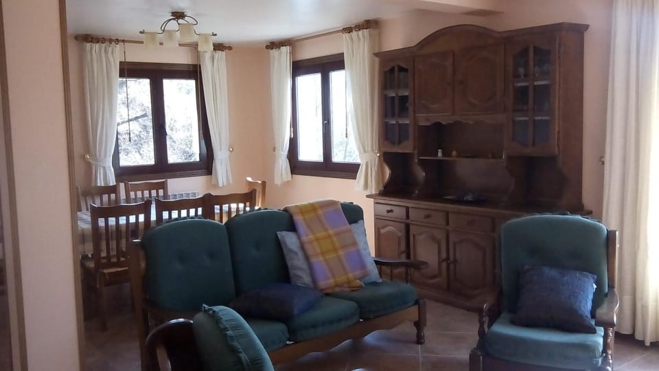 TV and multimedia, Seating area, Dining area
