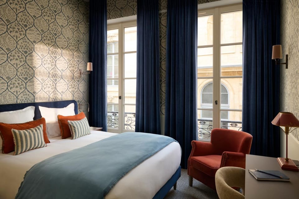 Bed, Living room, Photo of the whole room, Seating area, Bedroom