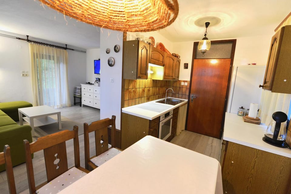 Coffee/tea facilities, Kitchen or kitchenette, Living room, Dining area