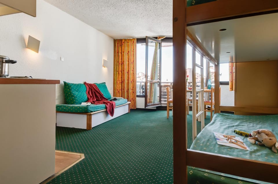 Living room, Dining area, bunk bed