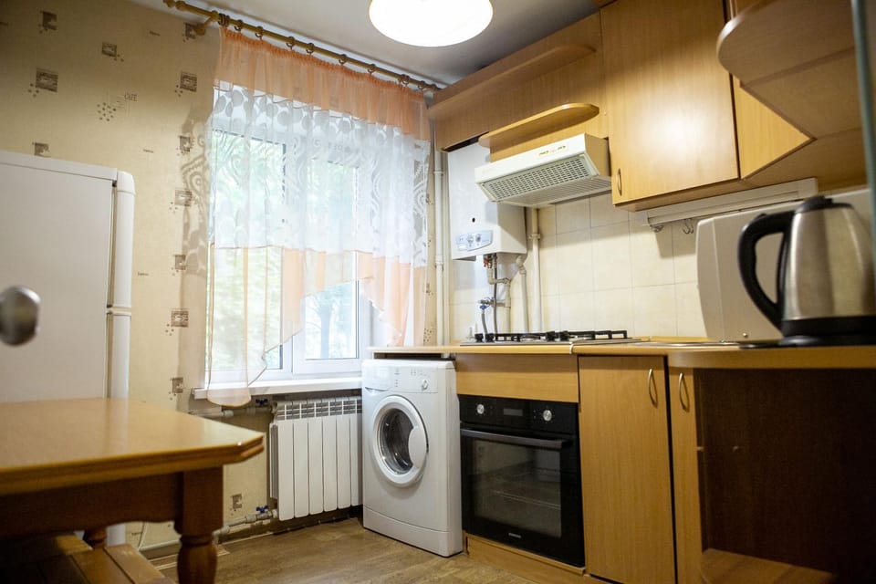 Kitchen or kitchenette, oven, washing machine
