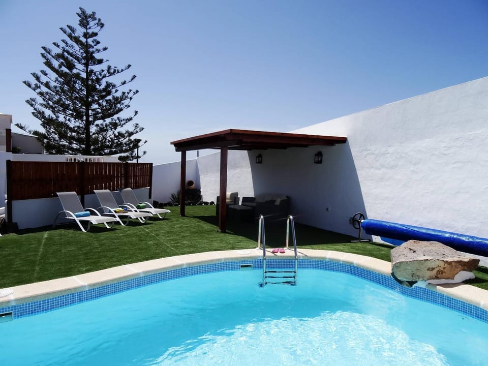 Property building, Balcony/Terrace, Swimming pool